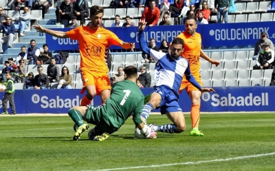 Arturo intenta arribar abans que Marcos en una acció del partit d'ahir | Críspulo Díaz